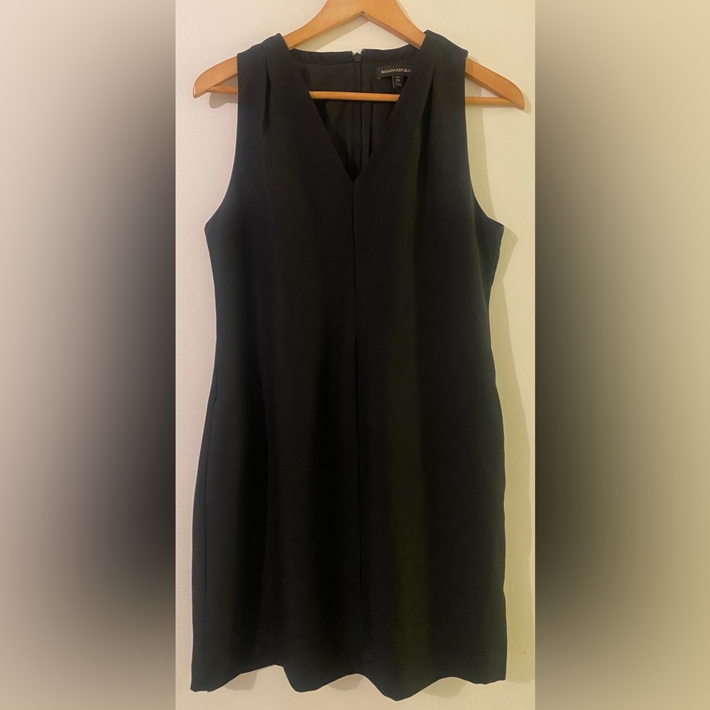 BANAN REPUBLIC, sleeveless, Vneck,knee length dress.